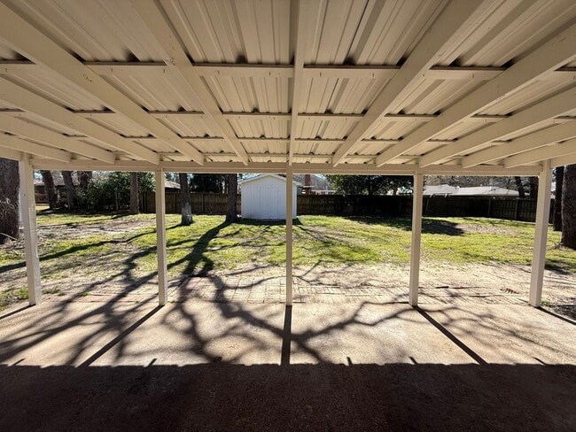 Building Photo - Available-Remodeled 3/2 with 4-Car Garage!