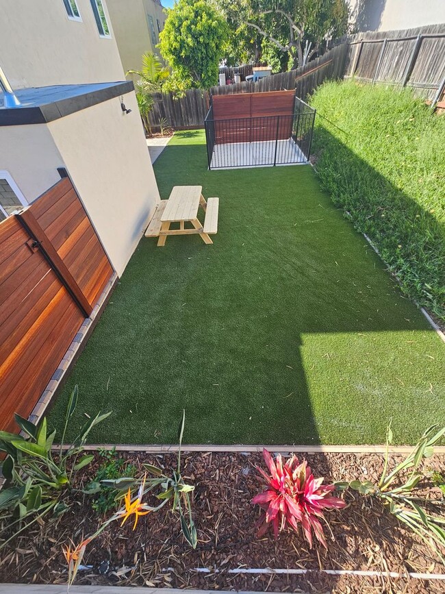 Building Photo - Encinitas Renovated Two Bedroom Apartment