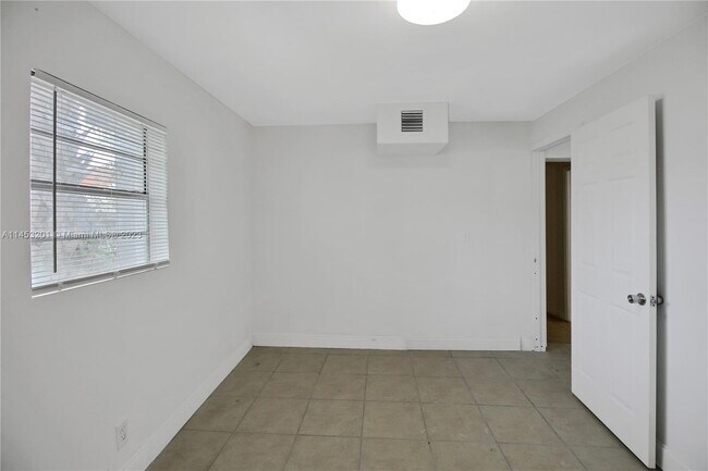 Building Photo - 1160 W 26th Ct