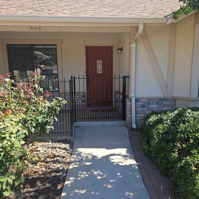 Building Photo - 3 bedroom 2 bath Home in East Modesto on Quiet Cul de Sac
