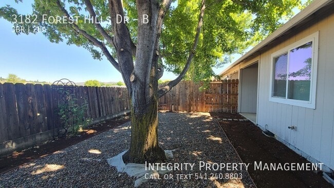 Building Photo - 3182 Forest Hills Dr