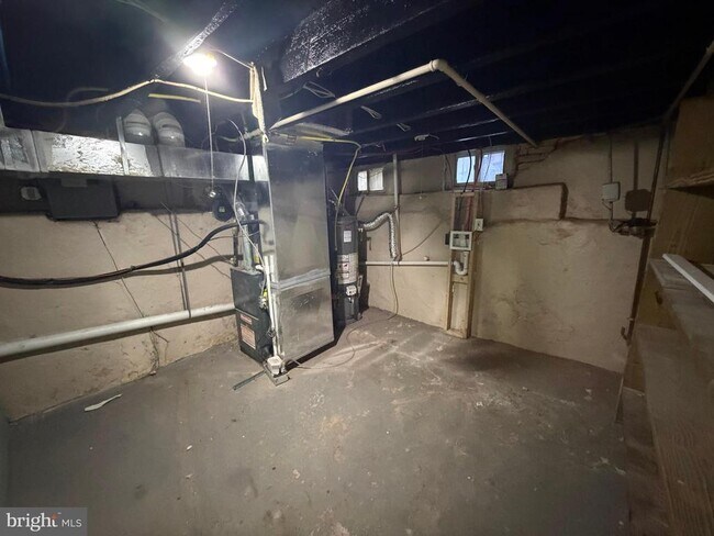 Building Photo - 363 E Airy St