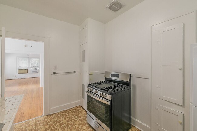 Building Photo - GREAT MONTICELLO 1 Bedroom, 1 Bathroom!!!