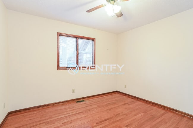 Building Photo - 123 Tiger Ln