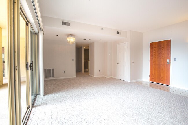 Dining area - 960 Fell St