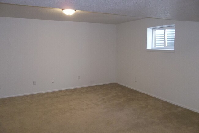 Building Photo - Spacious 5 Bedroom Home in Windsor