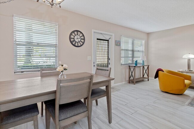 Building Photo - 1032 Lincoln B