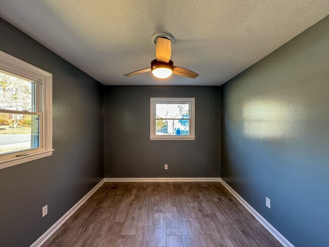 Building Photo - Charming 3 Bed 1.5 Bath Home with Flex Room