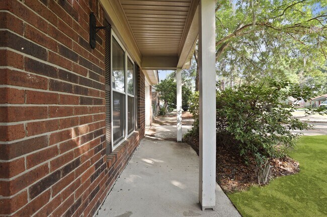 Building Photo - Settle Into Comfort in This Charming 3-Bedroom Home in Larchmont Estates