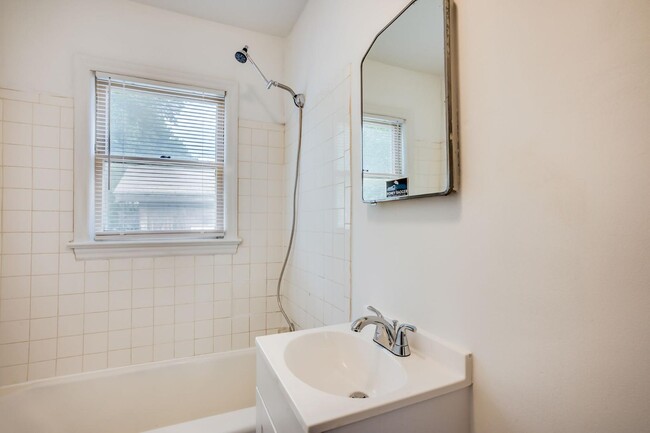 Building Photo - 415 E 6th St