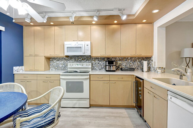 Building Photo - 5547 Fairway Park Dr
