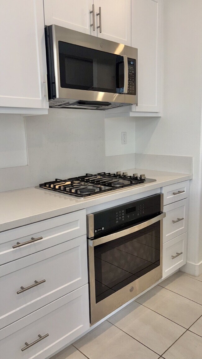 Building Photo - 4 Bedrooms Available University Park