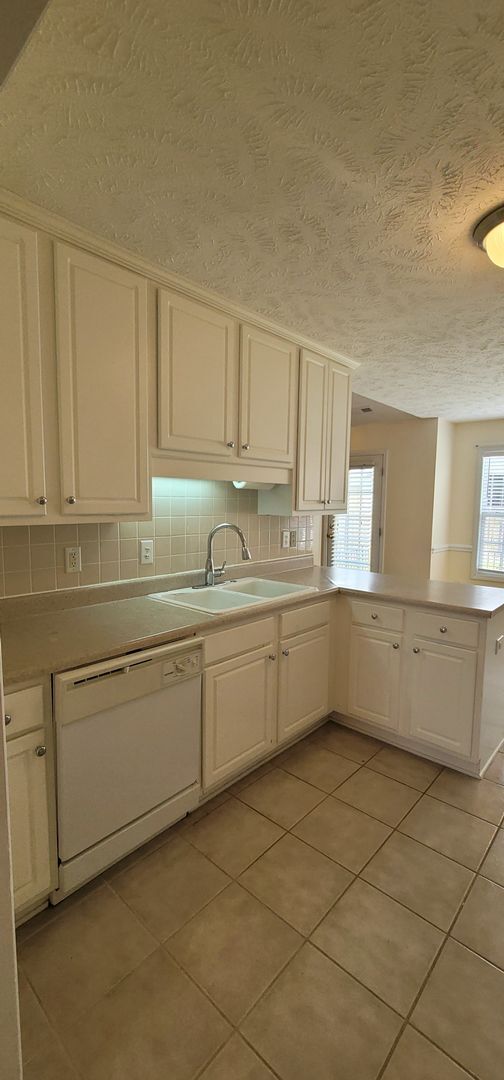 Building Photo - Beautiful 3 Bedro Brick Ranch Home w/ Bonus Room- Minutes from Interstate and Close to Shopping.