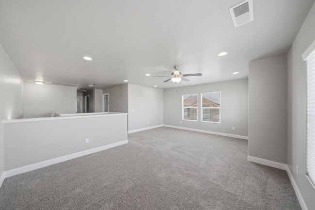 Building Photo - Bright & Spacious 3 bedroom Townhome