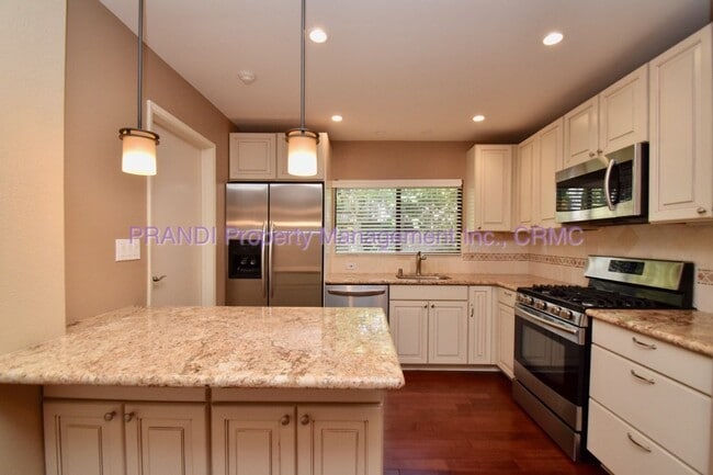 Building Photo - Lovely 3-Bedroom Townhouse in Desirable Pa...
