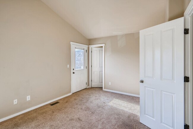 Building Photo - $2170 | 3BR / 3.5BA | Pet Friendly Townhou...