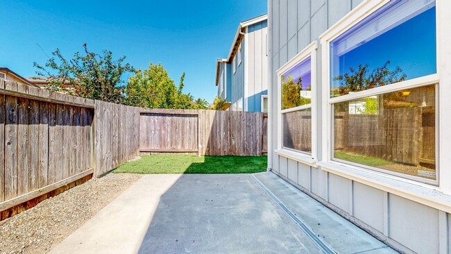 Building Photo - Bright two story 3 Bedroom 2.5 Bathroom Ho...