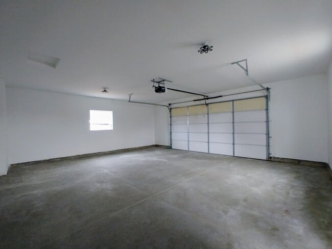 Building Photo - 3 Bedroom, 2 Bathroom Updated Home in Home...
