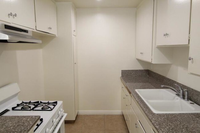 Building Photo - 1 bedroom in Los Angeles CA 90027