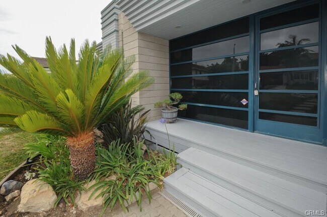 Building Photo - Custome Built Home With Ocean Views