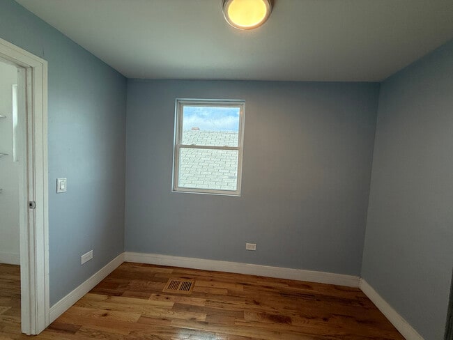 Building Photo - 5942 S Justine St