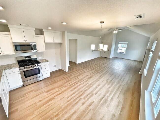 Building Photo - 591 N Cresswell Dr