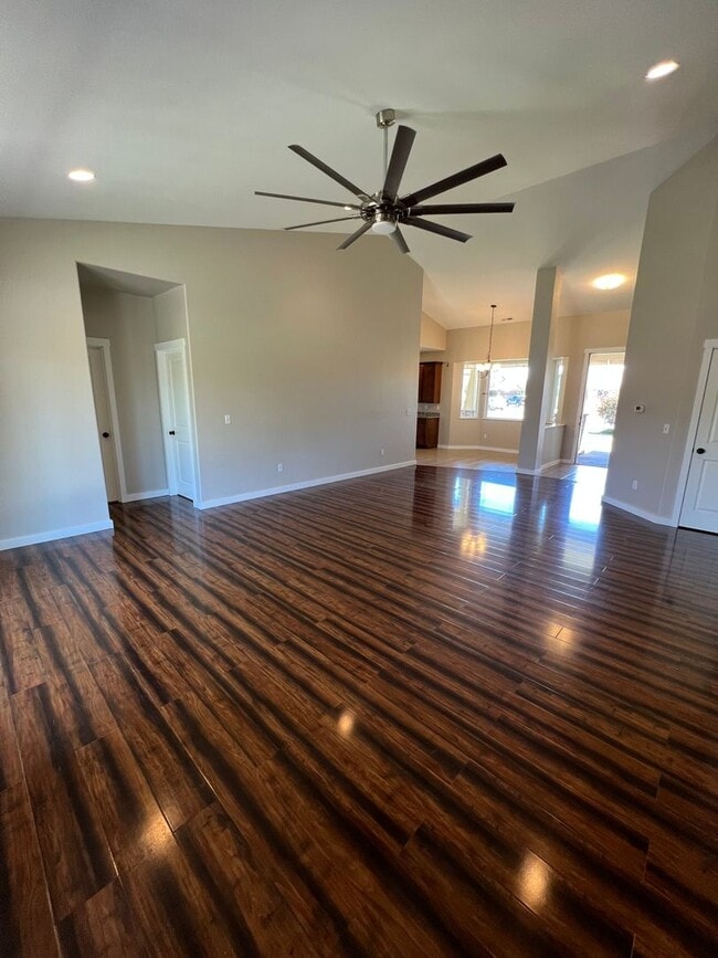 Building Photo - Modern 3 Bedroom Home