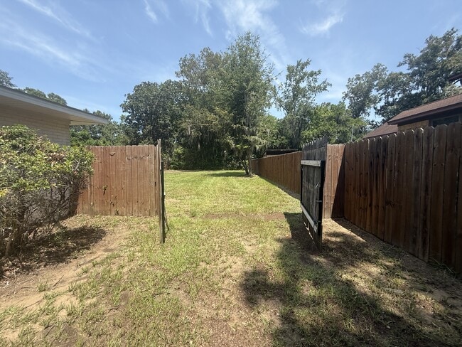 Building Photo - 2803 Smilax Ave