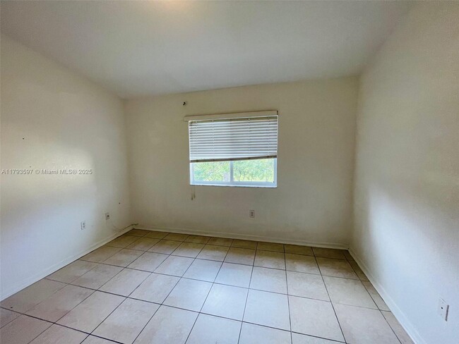 Building Photo - 940 NE 34th Ave