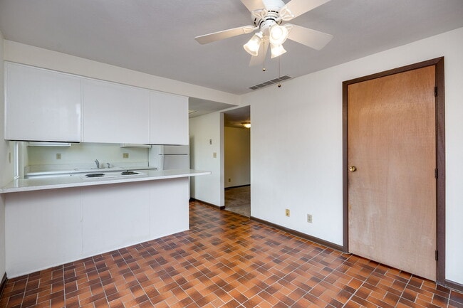 Building Photo - 2215 Barclay Ct