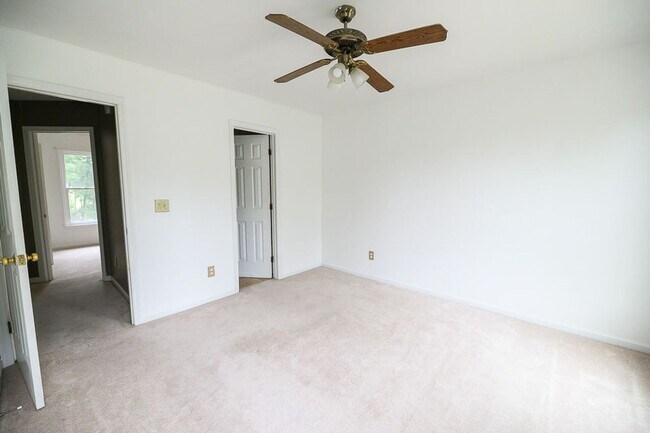 Building Photo - Wonderful and Spacious 3 bedroom home 2.5 bath in High Point with 2 car garage and large fenced-i...