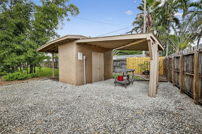 Building Photo - 3761 SW 18th St