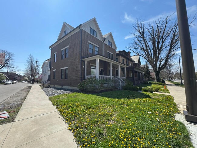 Building Photo - 973 E Broad St