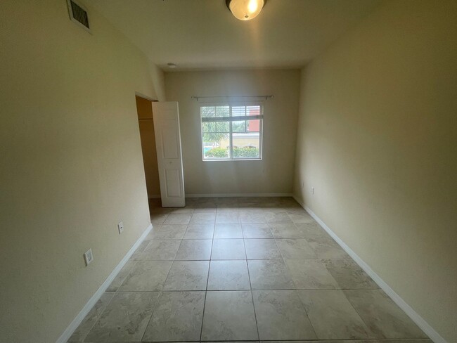 Building Photo - ANNUAL RENTAL - 3 BED/2 BATH-SECOND FLOOR ...