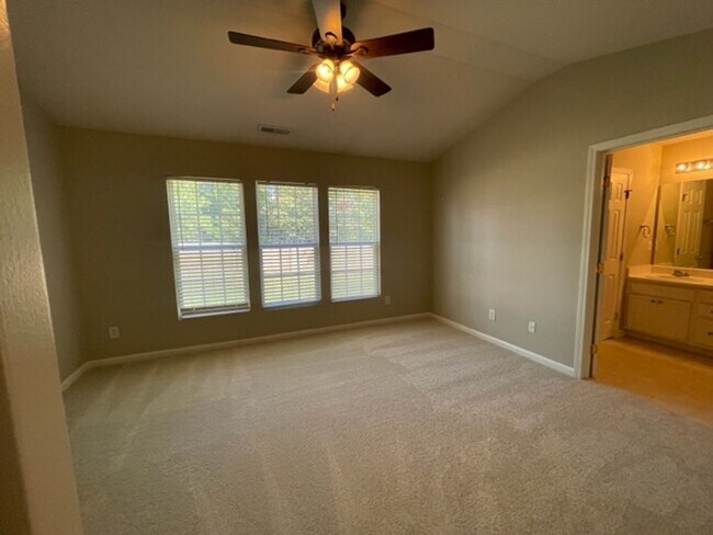Building Photo - 804 Walnut Woods Dr