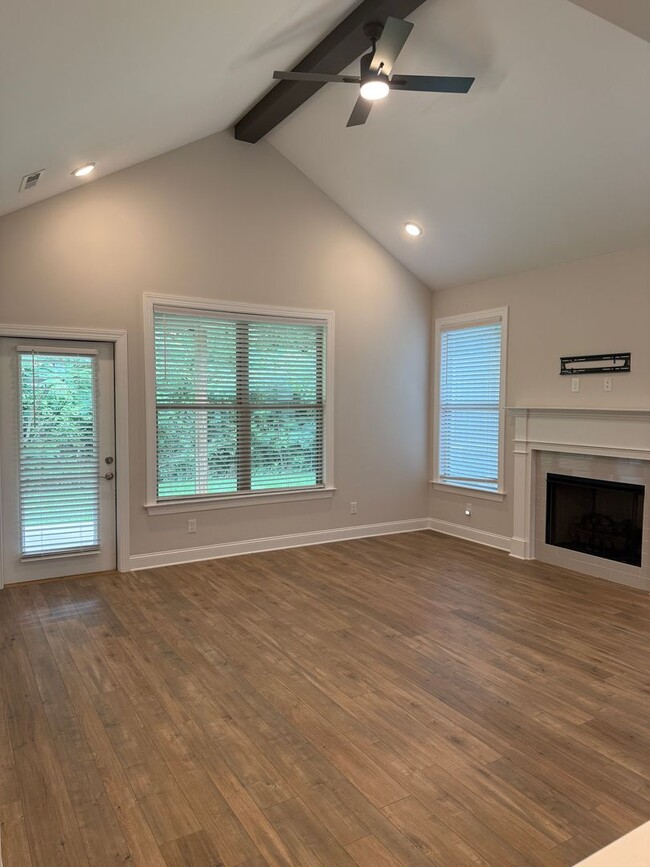 Building Photo - Easy access in Red Bank