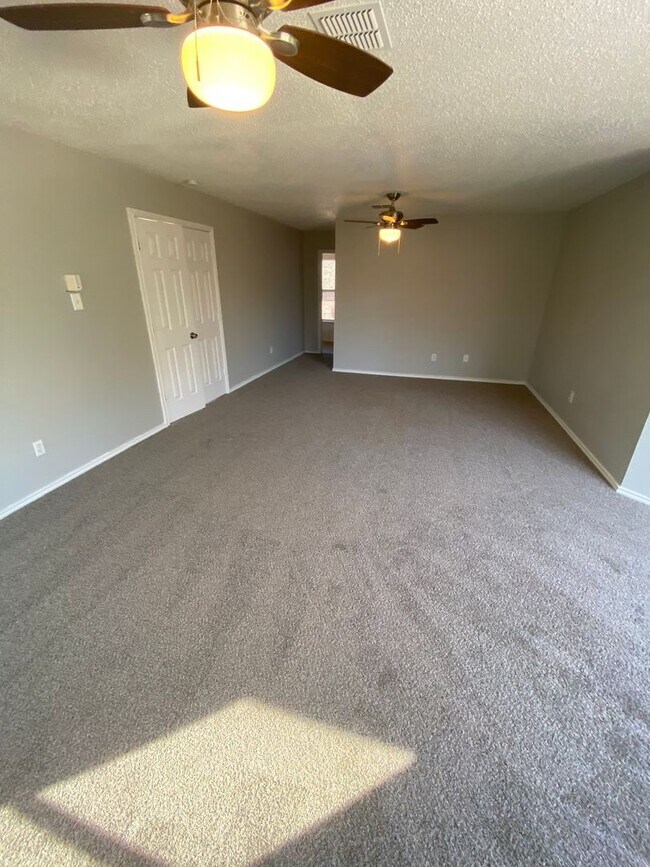 Building Photo - 1220 Crabtree Ct