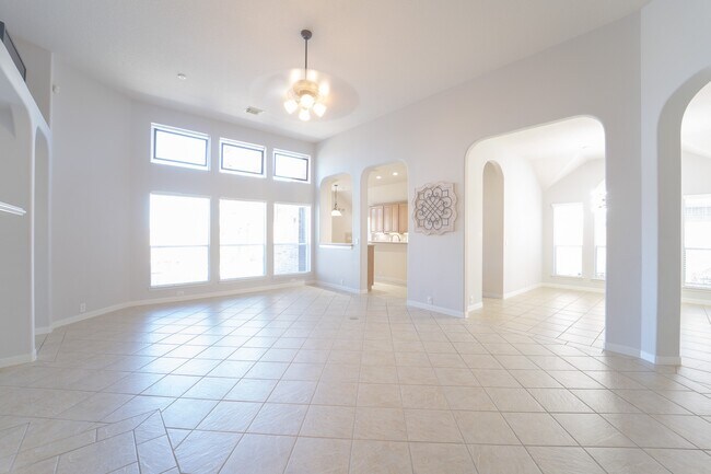 Building Photo - 2910 Sandleigh Dr