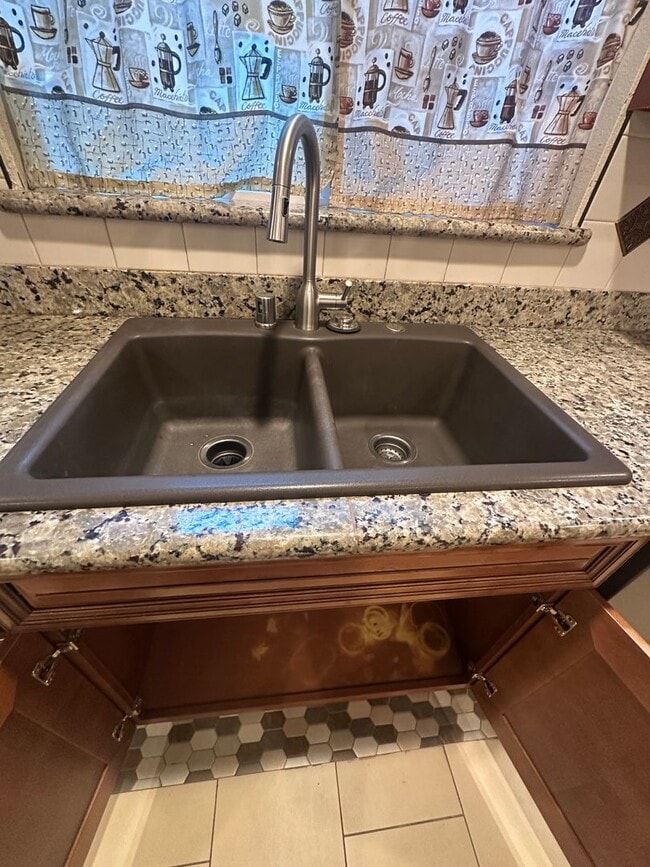 Building Photo - Gorgeous, 3 bedroom, 2.5 bath home, ready for move in