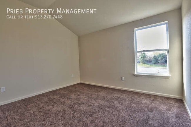 Building Photo - Persimmon Pointe Duplex - Available Septem...