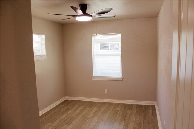 Building Photo - 1323 E 32nd 1/2 St