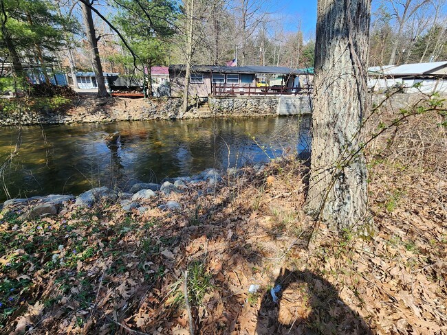 Building Photo - Creekside Park