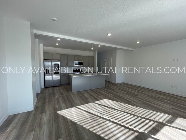 Building Photo - 1605 W Charmer Ln