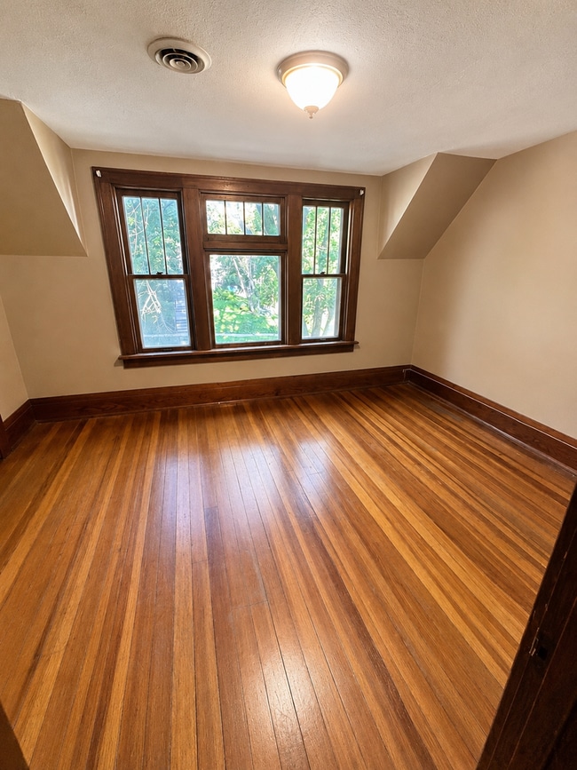 Building Photo - Charming 3 Bedroom 1 Bath Home in Owatonna