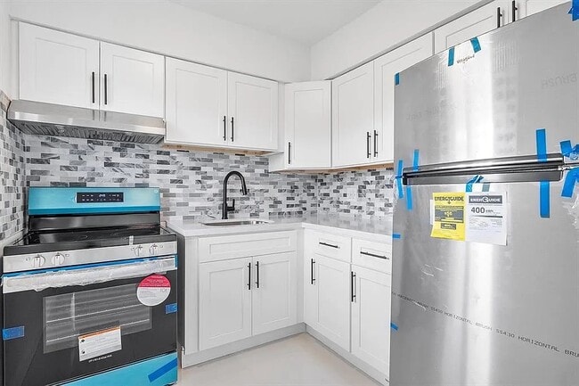 Building Photo - 1901 NW 14th Ave