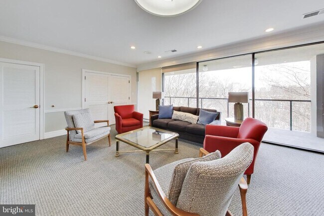 Building Photo - 1101 S Arlington Ridge Rd