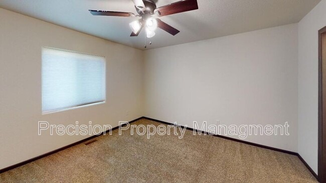 Building Photo - 571 Westwind Rd