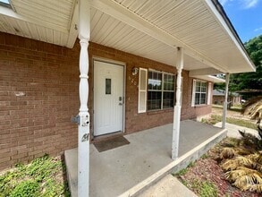 Building Photo - NICE 3B3/1BA - MINUTES FROM NAS WHITING FI...