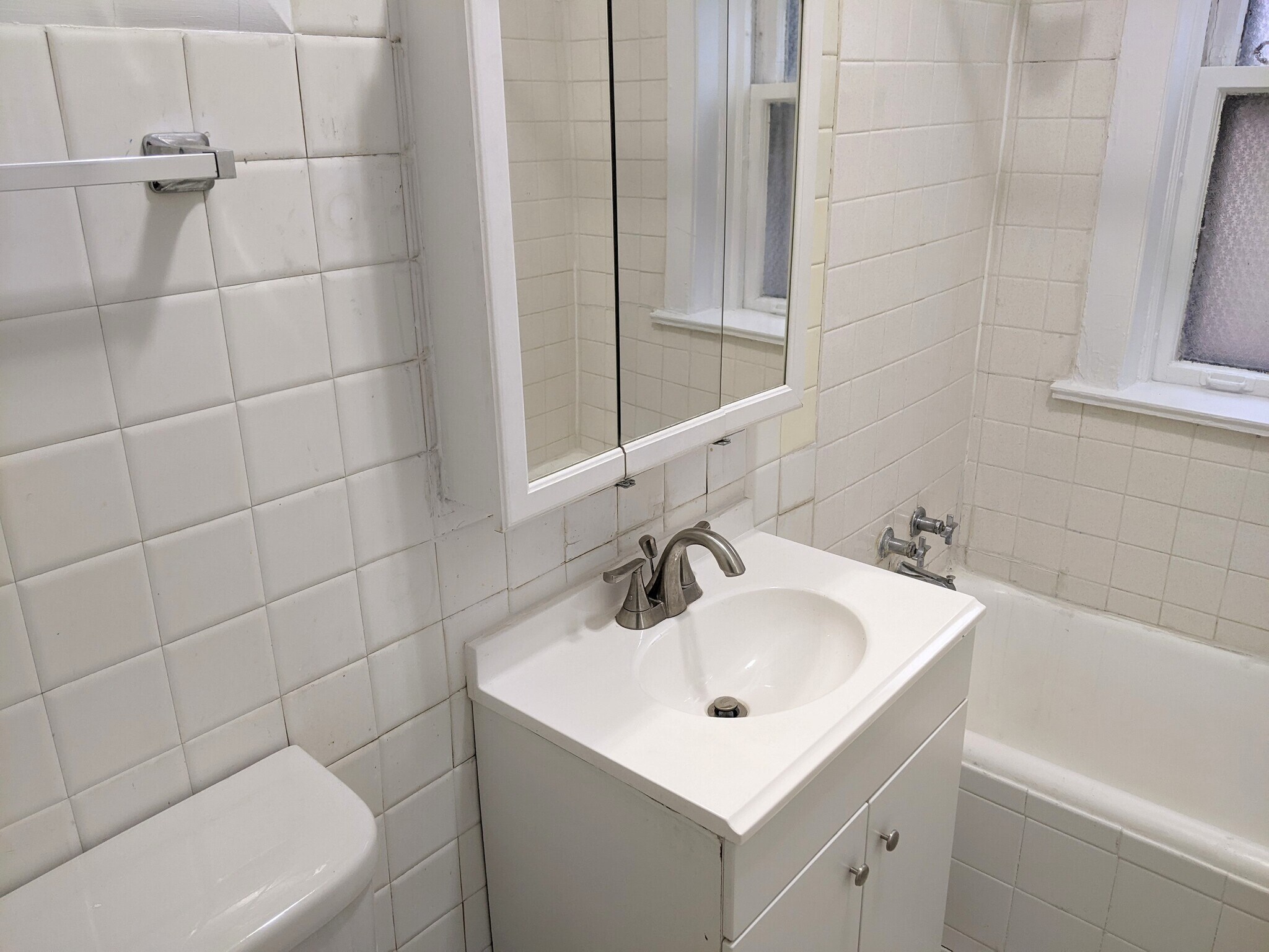 Building Photo - 729 Hinman Ave