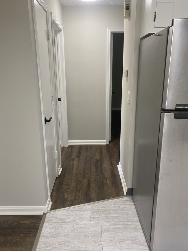 Hallway leading to both bedrooms and bathroom - 4472 King Arthur Dr